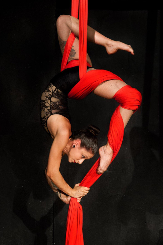 Performance di Costanza sul tessuto acrobatico.